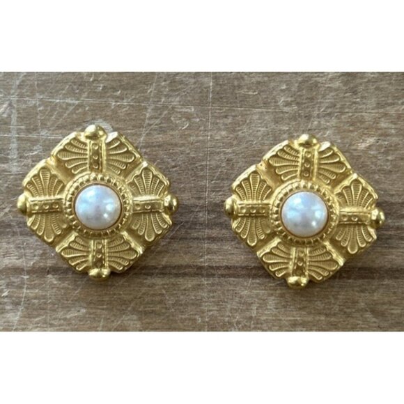 BEN- AMUN Vintage Matte Gold Tone Etruscan Earrings Clip On Pearl Center 1980's - Picture 1 of 3